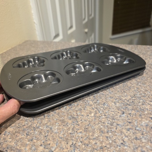 2 Wilton Ginger Bread Man Christmas Tree Cookie Pans Non-Stick 12" X 8" X 1/2" - Picture 6 of 8